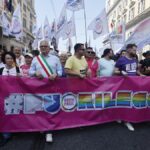 Manifestazione A Roma Con Politici E Il Segretario Di +Europa Su Un Camionato Con Striscione Contro Meloni E Trump
