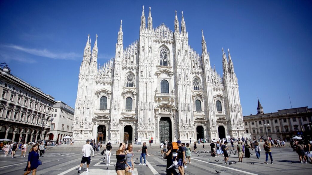 Milano Nel Caldo Estivo3A Pochi