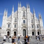Milano Nel Caldo Estivo: Pochi In Piazza Duomo Ma Il Pride Anima La Città Con Un Corteo Colorato