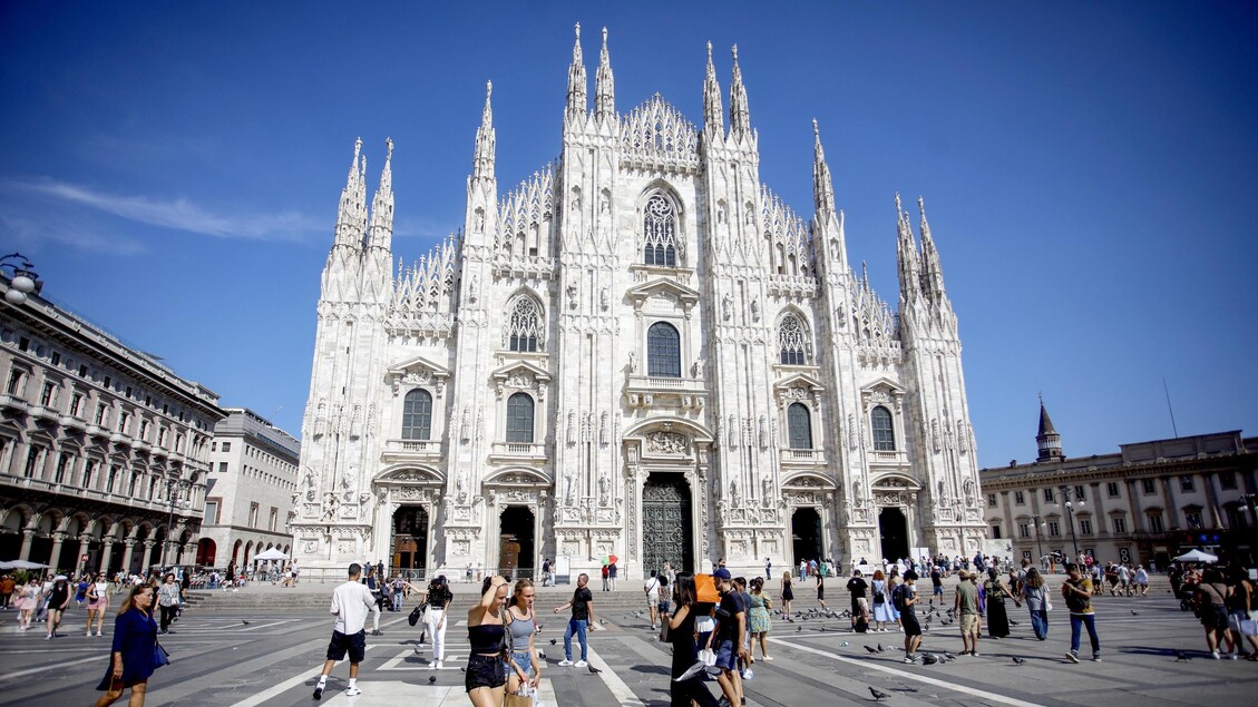 Milano Nel Caldo Estivo3A Pochi