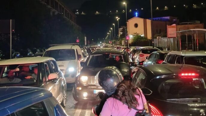 Movida A Napoli3A Tra Traffico