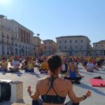 Oltre Duecento Persone Hanno Salutato Il Sole Con Una Lezione Di Yoga In Piazza Duomo All’Aquila