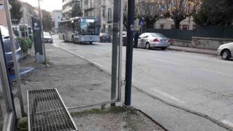 Operaio Cade Da Impalcatura E