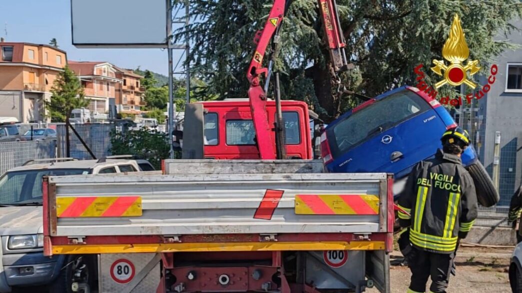 Operaio Rimane Incastrato Tra