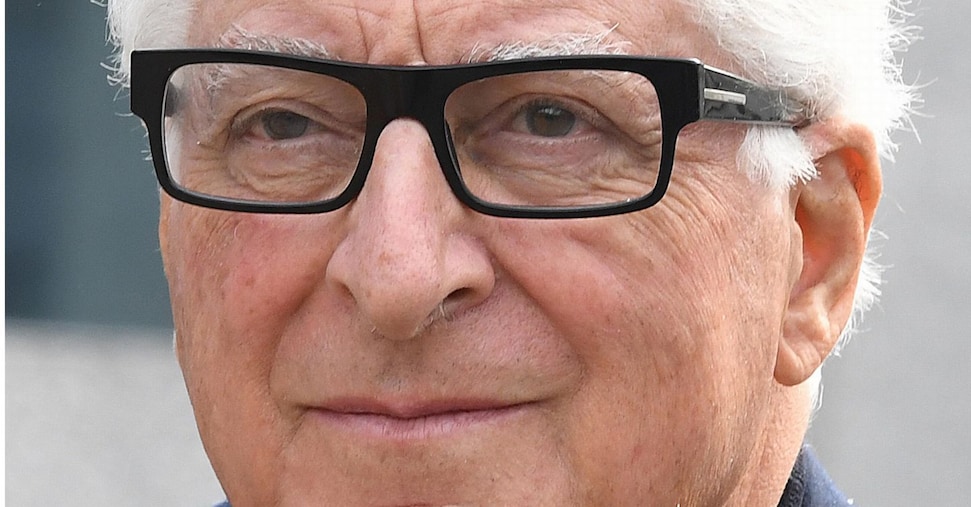 Patrizio Bertelli Firma Un Pre
