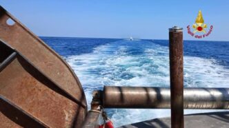 Peschereccio Imbarca Acqua A C