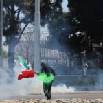 Polizia Di Los Angeles Usa Gas Lacrimogeni Per Disperdere Manifestanti Durante Proteste Contro I Raid