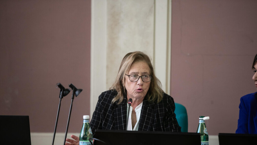 Polverone Sul Libro Di Storia
