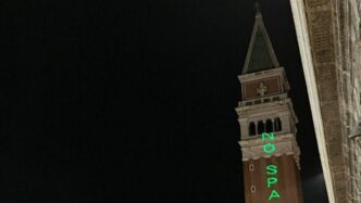 Proiezioni Laser Sul Campanile