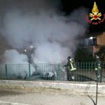 Santa Marinella, Auto Incendiate In Via Oceano Pacifico: I Vigili Del Fuoco Domano Le Fiamme Evitando Danni Peggiori