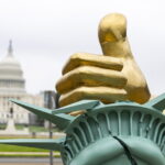 Scultura ‘Dictator Approved’ Sul National Mall: La Mano Dorata Schiaccia La Corona Della Statua Della Libertà