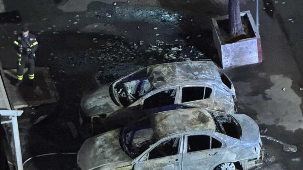 Sei Auto Incendiate In Due Dis