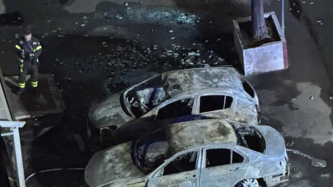 Sei Auto Incendiate In Due Dis
