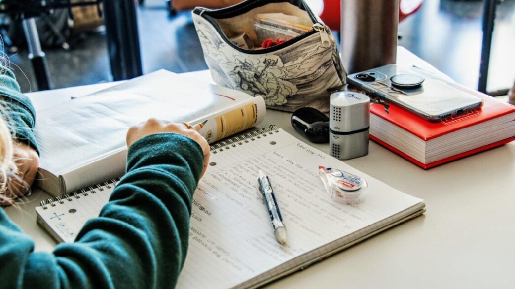 Tensione Tra Maestra E Famigli