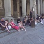 Turismo Di Massa A Firenze: Selfie, Aperitivi E Relax Tra Piazza Duomo E La Galleria Degli Uffizi