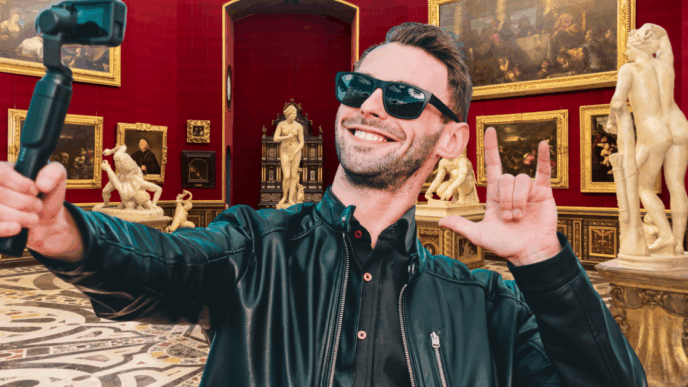 Turista Inciampa Agli Uffizi E