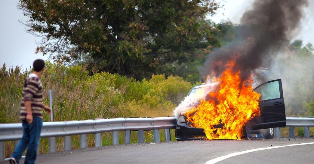 Une28099Auto Prende Fuoco Sulle28099Auto