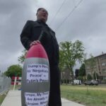 Un Comico Australiano Ha Inscenato Una Protesta Satirica Con Un Missile Gonfiabile Davanti Al Vertice Nato All’aia