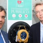 Un Defibrillatore Automatico Posizionato Nella Sede Del Consiglio Comunale Di Napoli Per Emergenze Cardiache