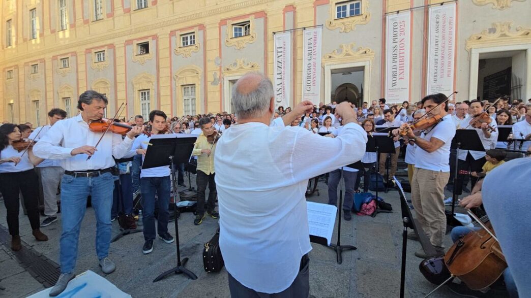 Un Mare Di Magliette Bianche E