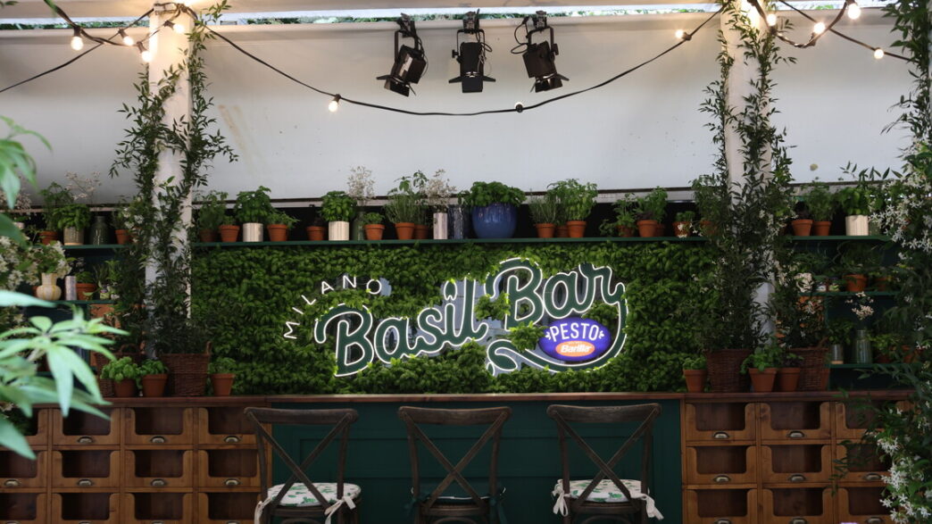Un Murales E Un Temporary Bar