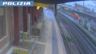 Un Poliziotto Salva Un Uomo Da