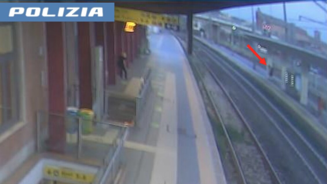 Un Poliziotto Salva Un Uomo Da