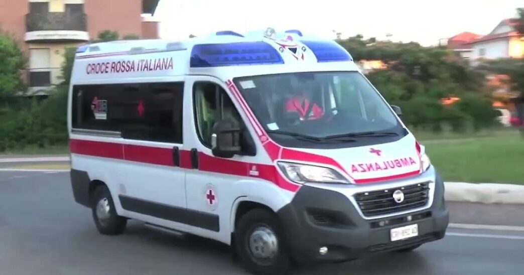 Un Pulmino Esce Di Strada Senz