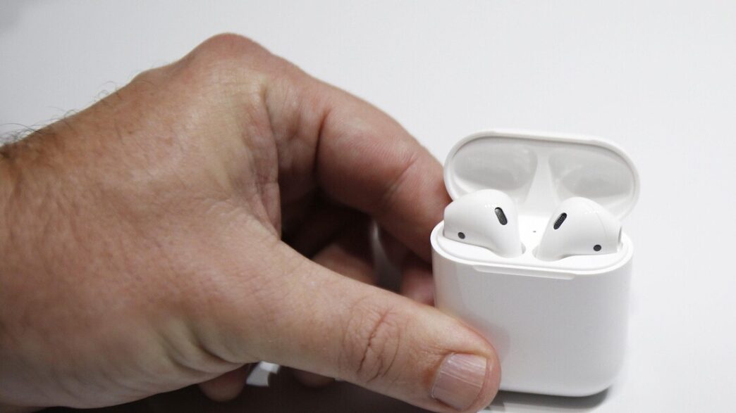 Un Uomo Recupera Auricolari Ru
