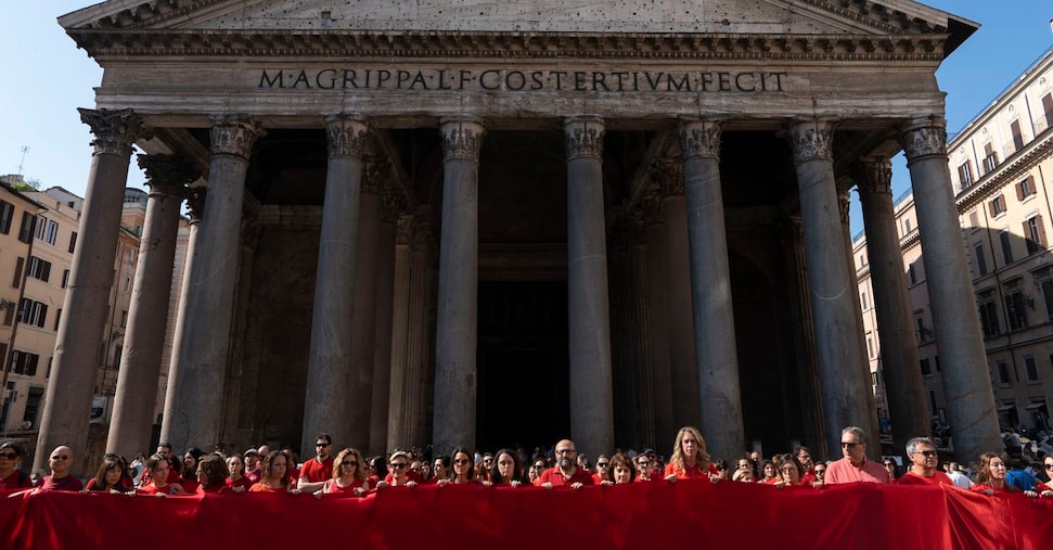 Una Catena Umana In Piazza Del