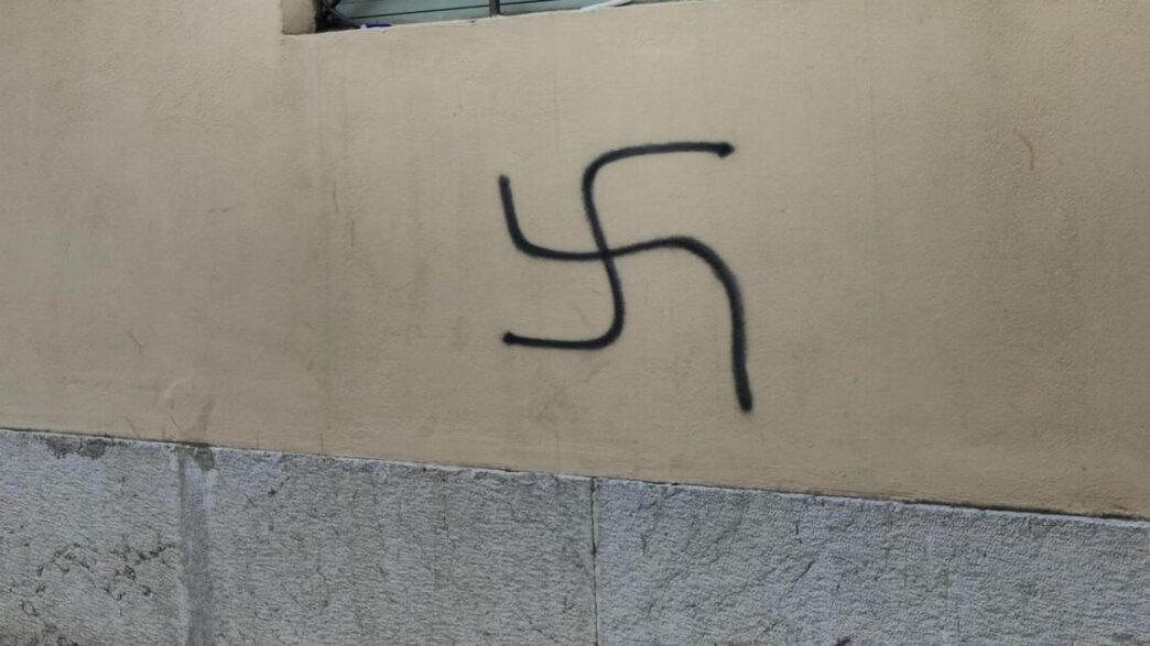 Una Svastica E Simboli Suprema