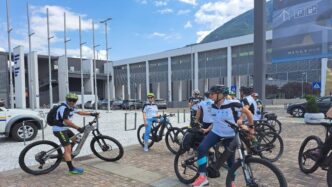 Una Trentina Di Ciclisti Teste