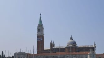 Uno Striscione Con Una X Rossa