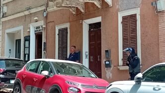 Uomo Armato Di Coltello Protes