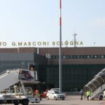 Uomo Espulso Evade Polizia E Dà Fuoco Alle Sterpaglie Sull’aeroporto Marconi Di Bologna Causando Ritardi Ai Voli