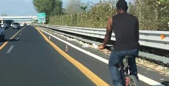 Uomo In Bicicletta Fermato Sul