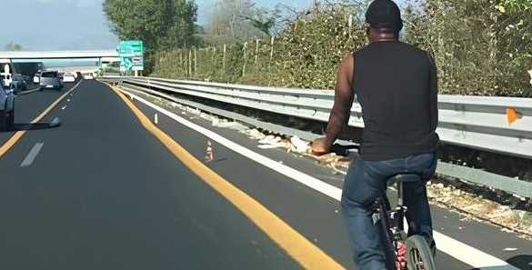 Uomo In Bicicletta Fermato Sul