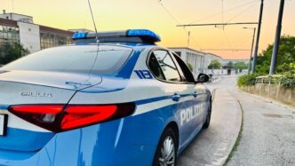 Uomo Si Tuffa In Un Canale A P