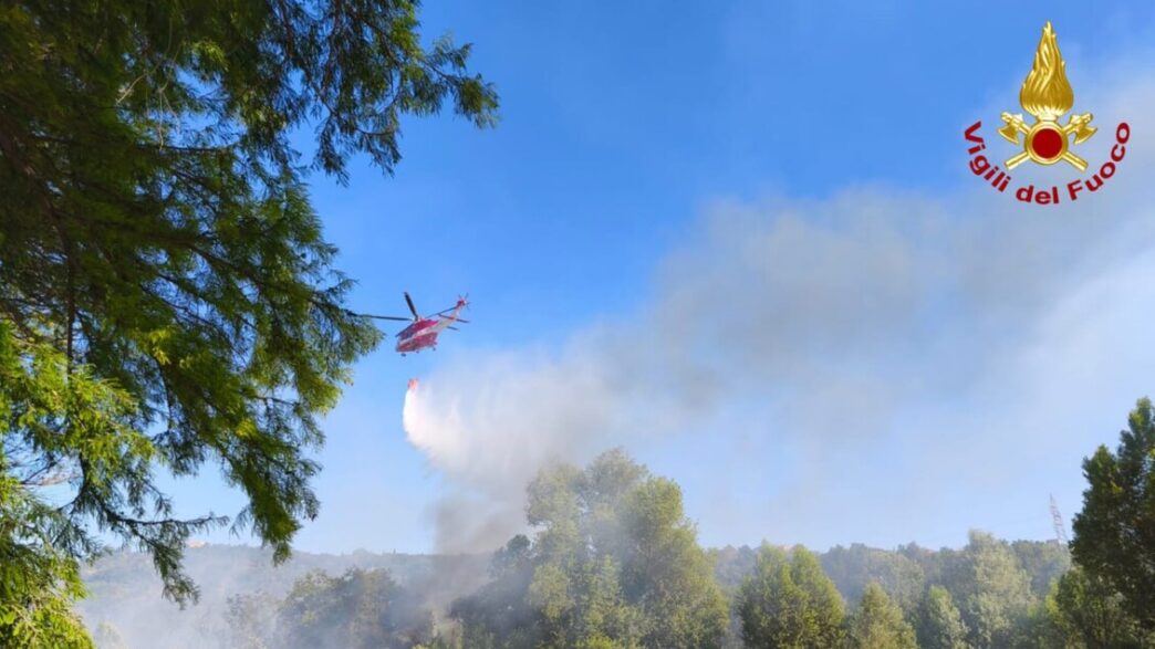 Vasto Incendio Di Sterpaglie A