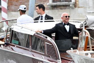 Venezia Accoglie Jeff Bezos Tr