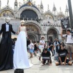 A Venezia Protesta Di Extinction Rebellion Contro Il Matrimonio Di Jeff Bezos Mentre Arrivano Vip Dagli Stati Uniti