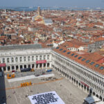 Attivisti Di Greenpeace Bloccano Piazza San Marco Per Protestare Contro Il Matrimonio Di Jeff Bezos A Venezia