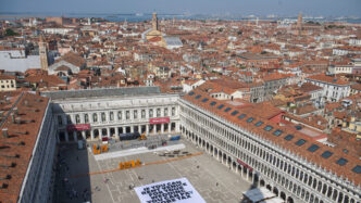 Attivisti Di Greenpeace Blocca