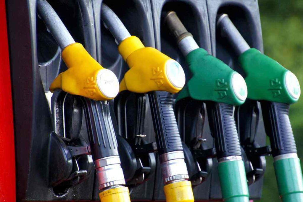 “Benzina a rischio”, l’Iran minaccia di chiudere lo Stretto di Hormuz, cosa sta succedendo