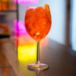 Il Bar Bistrot Wao Isola Di Milano Presenta Una Nuova Stagione Di Aperitivi E Cocktail Esclusivi In Una Corte Verde