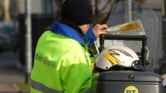 Un Lavoratore Di Poste Italian