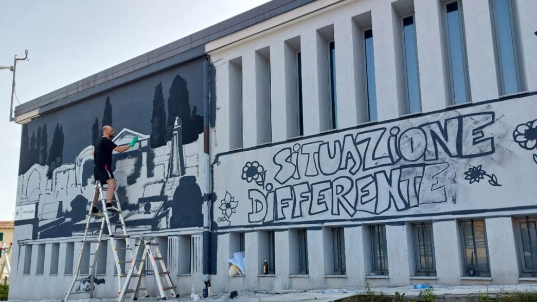 Un Murales Denuncia Sulla Scuo