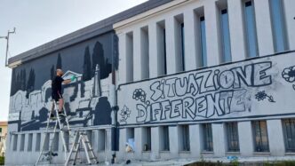 Un Murales Denuncia Sulla Scuo