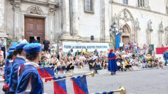 A Sulmona Uno Striscione Contr