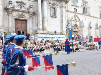 A Sulmona Uno Striscione Contr